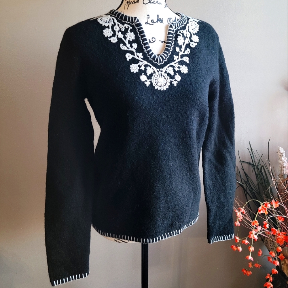 Last Chance! Skyr VTG Embroidered Top Stitch Wool Sweater